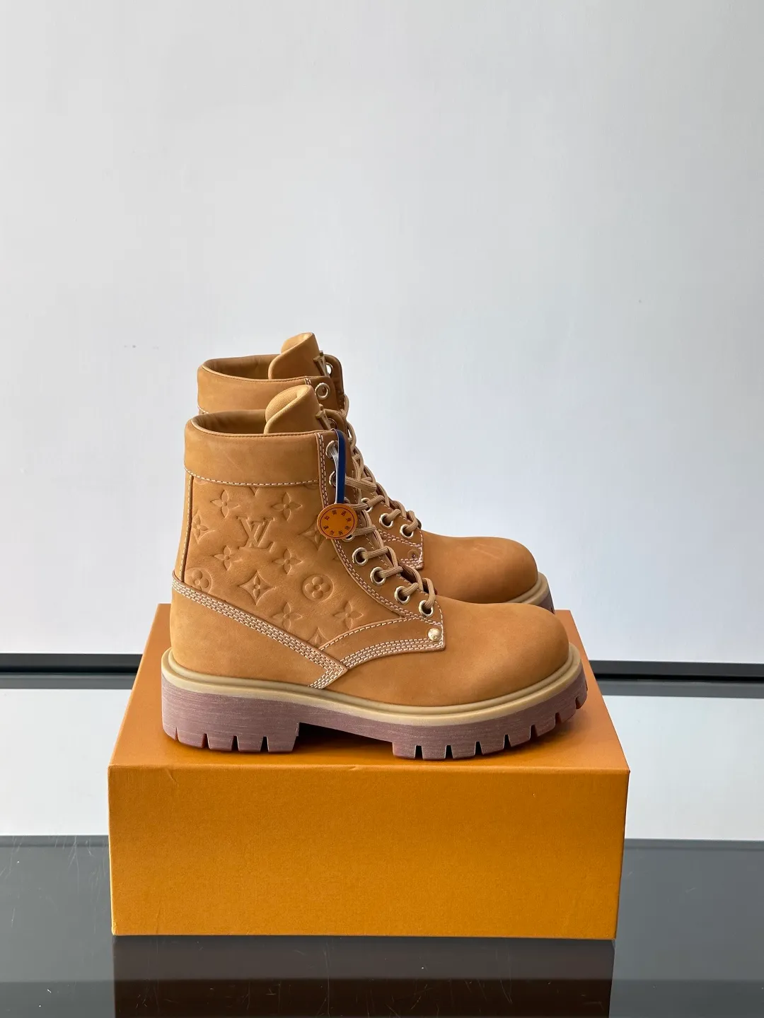 [L Home] Top P: 920💰 Size: 39-44 (45 can be customized) LOUIS VUITTON Louis Vuitton ss25 LV Donkey brand new thick-soled lace-up big-toe shoes men's casual shoes high-top short boots. These boots are crafted from top-grain calf leather for a lightweight and comfortable fit. The thick EVA outsole is embellished with eye-catching ridges, and the trendy attitude of being both strong and soft makes it an everyday choice. ✔Upper: imported first-layer cowhide ✔Lining: cowhide ✔Outsole: original molded outsole